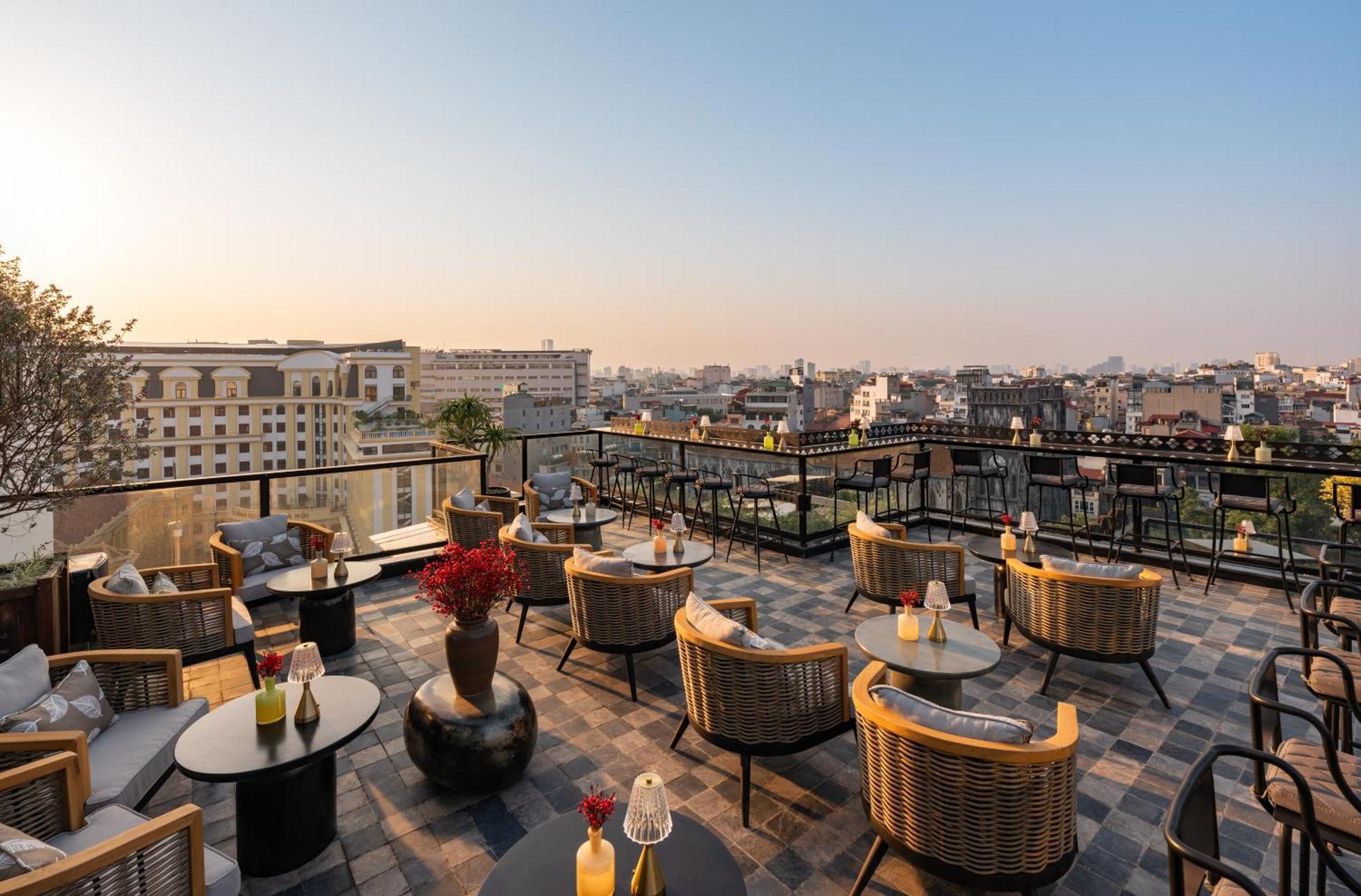 Grand Hotel Du Lac Ханой Екстер'єр фото Rooftop bar at the hotel