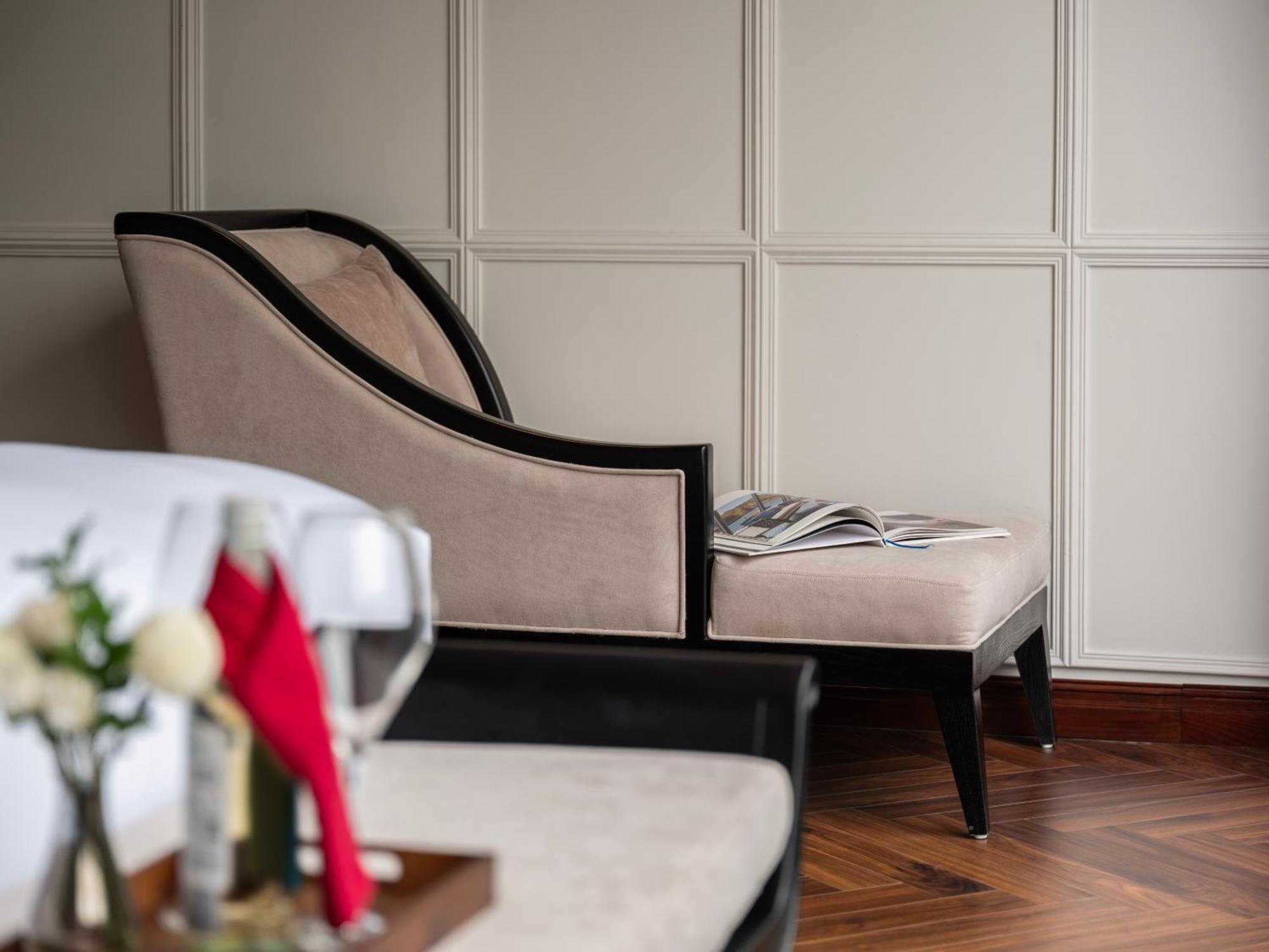 Grand Hotel Du Lac Ханой Екстер'єр фото A chaise longue