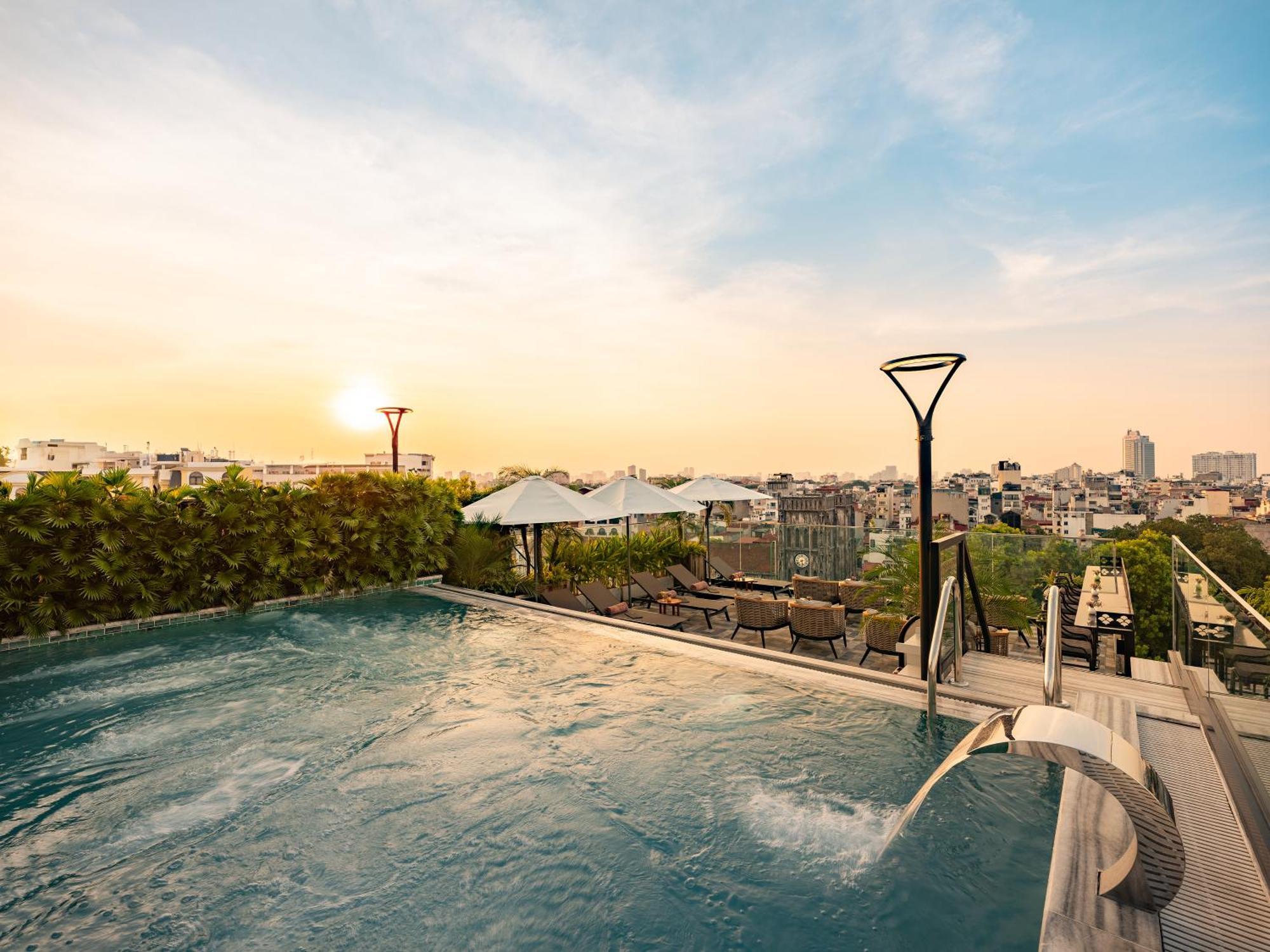 Grand Hotel Du Lac Ханой Екстер'єр фото Rooftop pool at the hotel